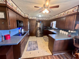 1205 N 8th St, Henryetta, OK 74437