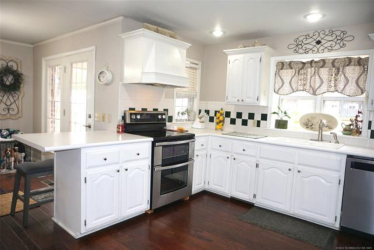 906 N 14th St, Henryetta, OK 74437