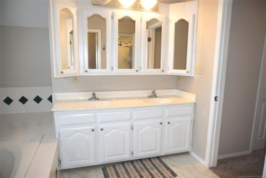 906 N 14th St, Henryetta, OK 74437